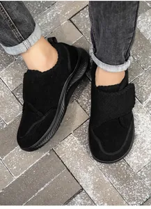 Dettaglio scarpa da camminata calda a pianta larga per anziani con chiusura a strappo