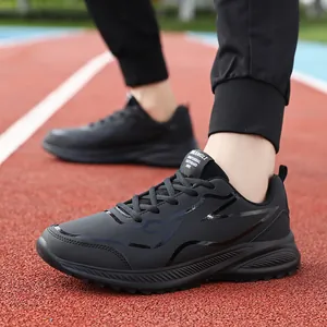 Sneakers da uomo in pelle nera impermeabile con suola antiscivolo su pista esterna
