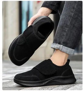 Dettaglio di scarpe termiche larghe in velluto a coste con velcro e suola antiscivolo