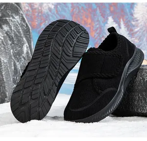 Dettaglio scarpe per diabetici in velluto nero con ampio velcro e suola antiscivolo