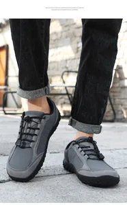 Outdoor-Aufnahme der grauen Herren-Freizeitschuhe mit weitem Zehenbereich und Schnürsystem