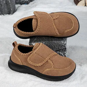 Scarpe invernali larghe in velluto marrone con chiusura a strappo e fodera calda