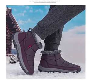 Détail de bottes de neige violettes imperméables avec doublure en fourrure et semelle EVA