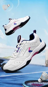 Detailansicht weißer Profi-Badminton-Schuhe mit Verlaufslogos und atmungsaktivem Mesh-Gewebe