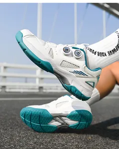 Detalle del sistema de doble cierre giratorio y malla en zapatillas deportivas