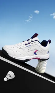 Makroaufnahme weißer Badminton-Schuh mit Gradient-Logo auf einer Feder für Dämpfung