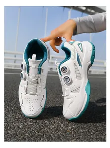 Detalle de zapatillas deportivas blancas y cian con sistema de cierre de dial rotativo