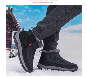 Détail de la doublure en peluche chaude et de la tige matelassée des bottes d'hiver