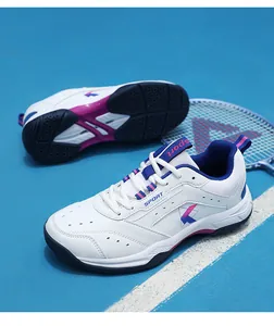 Detail der rutschfesten Sohle und des atmungsaktiven weißen Mesh am Profi-Sportschuh