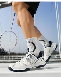 Detalle de zapatillas de bádminton blanco y azul con doble cierre rotativo y malla transpirable