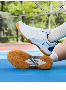 Détails de l'empeigne en maille respirante et semelle gomme des chaussures de badminton