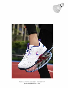 Outdoor-Aufnahme der leichten Badmintonschuhe mit blau-rosa Logo und Belüftung