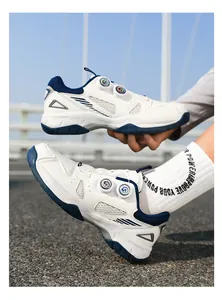 Detalle de los cierres giratorios y la malla transpirable en las zapatillas de ciclismo