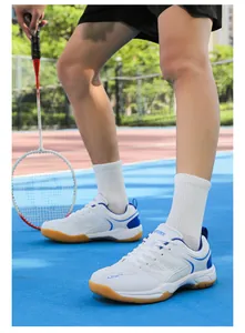 Détail de chaussures de badminton blanches avec bandes bleues sur un court