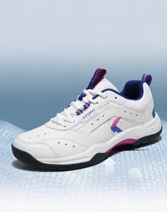 Detailansicht des atmungsaktiven Mesh- und Kunstleder-Obermaterials der Sportschuhe
