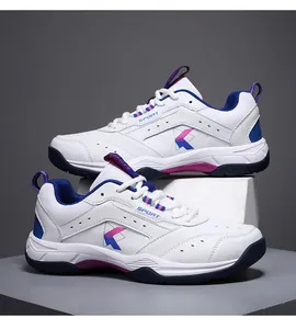 Seitenansicht professioneller Badmintonschuhe mit Mesh und K-Logo-Design
