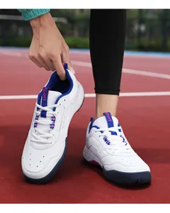 Detail von atmungsaktiven weißen Badmintonschuhen mit blauer Antirutschsohle