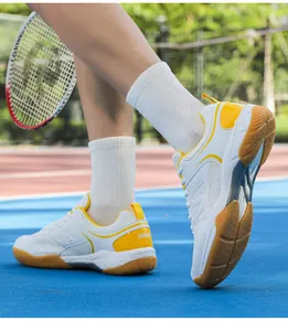 Chaussures de badminton professionnelles respirantes blanc et jaune sur le terrain