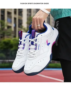 Details der weißen Profi-Badmintonschuhe mit atmungsaktivem Mesh und Sport-K-Logo