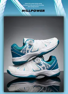 Detail von Profi-Sportschuhen mit Drehverschluss und blauen Farbspritzer-Elementen