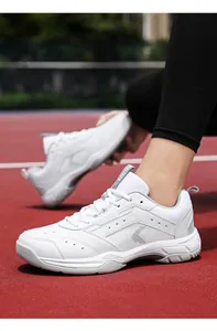 Detailansicht weißer Profi-Badmintonschuhe mit atmungsaktivem Mesh und Sport-Schriftzug