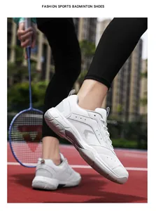 Detaillierte Ansicht weißer Badminton-Schuhe mit atmungsaktivem Mesh und rutschfester Sohle