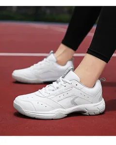 Detailansicht weißer Profi-Badmintonschuhe mit atmungsaktivem Mesh und Sport-Logo