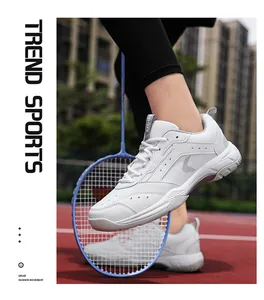 Detail eines weißen Profi-Badmintonschuhs mit atmungsaktivem Mesh und K-Logo auf dem Platz