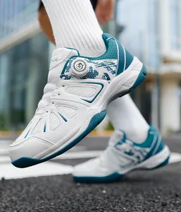 Detailsicht der Badminton-Schuhe mit atmungsaktivem Mesh und Drehknopf-Schnürsystem