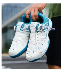 Detailansicht weiß-blauer Badminton-Schuh für Herren mit innovativem Drehverschluss-System