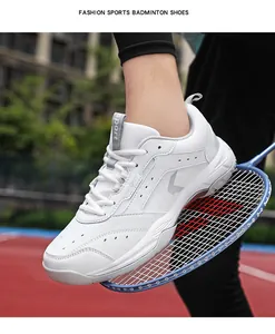 Makroaufnahme weißer atmungsaktiver Profi-Badmintonschuhe auf rotem Platz