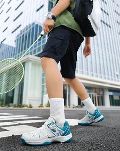 Nahaufnahme der Badmintonschuhe mit Drehverschluss-System und blauer Gummisohle