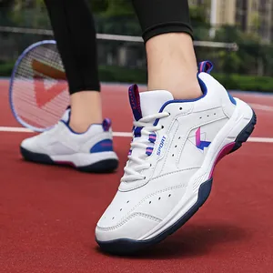 Professionelle weiße Tennisschuhe mit blau-violetten Akzenten auf einem Außenplatz