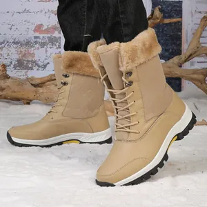 Detalle de botas de nieve caqui con costuras acolchadas y forro de pelo sintético para invierno