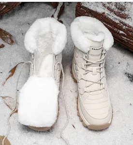 Detalle de botas de nieve altas con forro cálido de felpa y suela de goma antideslizante