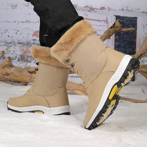 Detalle de forro de piel sintética y suela de goma antideslizante en botas de nieve