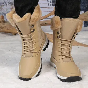 Detalle de botas de nieve acolchadas con forro de piel sintética cálida y suela de goma
