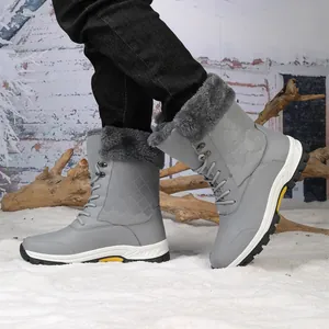 Detalle de botas de nieve grises con forro de felpa grueso y patrones de diamantes acolchados