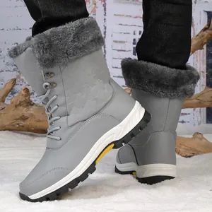 Detalle de las botas de nieve con tela acolchada, forro de piel sintética y suela antideslizante