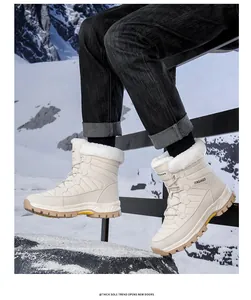 Detalle de botas de nieve color beige con forro de piel gruesa y suela de goma antideslizante