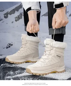 Detalle de botas de nieve de caña alta con forro cálido y cierre de cordones resistente