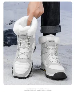 Detalle de botas de nieve impermeables con forro de piel sintética gruesa y suela antideslizante