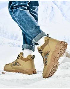 Vista lateral de botas de invierno caqui con forro cálido sobre suelo nevado
