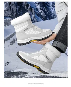 Detalle de botas de nieve para invierno con forro de pelo suave y suela antideslizante