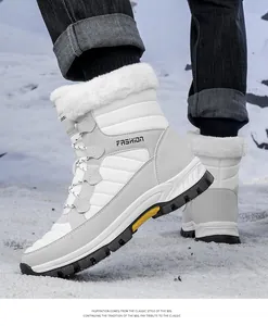 Detalle de botas de nieve altas con forro polar y suela de goma antideslizante