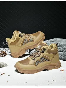 Primer plano de botas outdoor caqui con forro de pelo sintético y suela de goma robusta