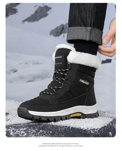 Detalle de botas de nieve de invierno con forro de piel sintética y suela antideslizante