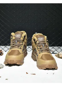 Detalle de botas cálidas de invierno con forro de felpa y suelas de goma antideslizantes