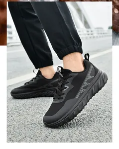 Dettaglio scarpe da corsa in mesh nero con punta larga e suola spessa antiscivolo