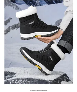 Detalle de botas de nieve altas con forro grueso de piel sintética blanca y suela antideslizante